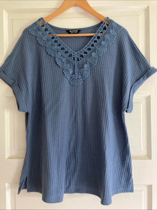 BloomChic Tops - BloomChic Blue Waffle Knit Crochet-Trim V-Neck Short Sleeve Top size 14/16